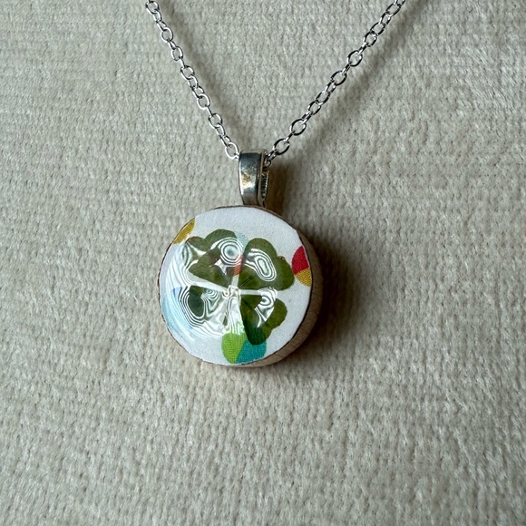 Hand-Crafted Real 4 Four Leaf Clover Bingo Piece Pendant Silver Plated Chain #11 - Picture 1 of 7